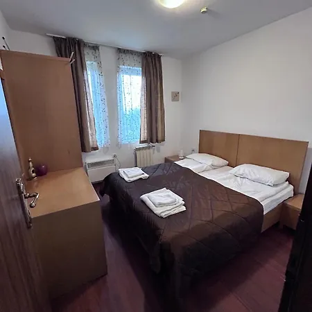Two Bed Flat With Shared Indoor Swimming Pool דירה *