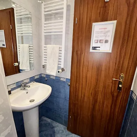 דירה Two Bed Flat With Shared Indoor Swimming Pool